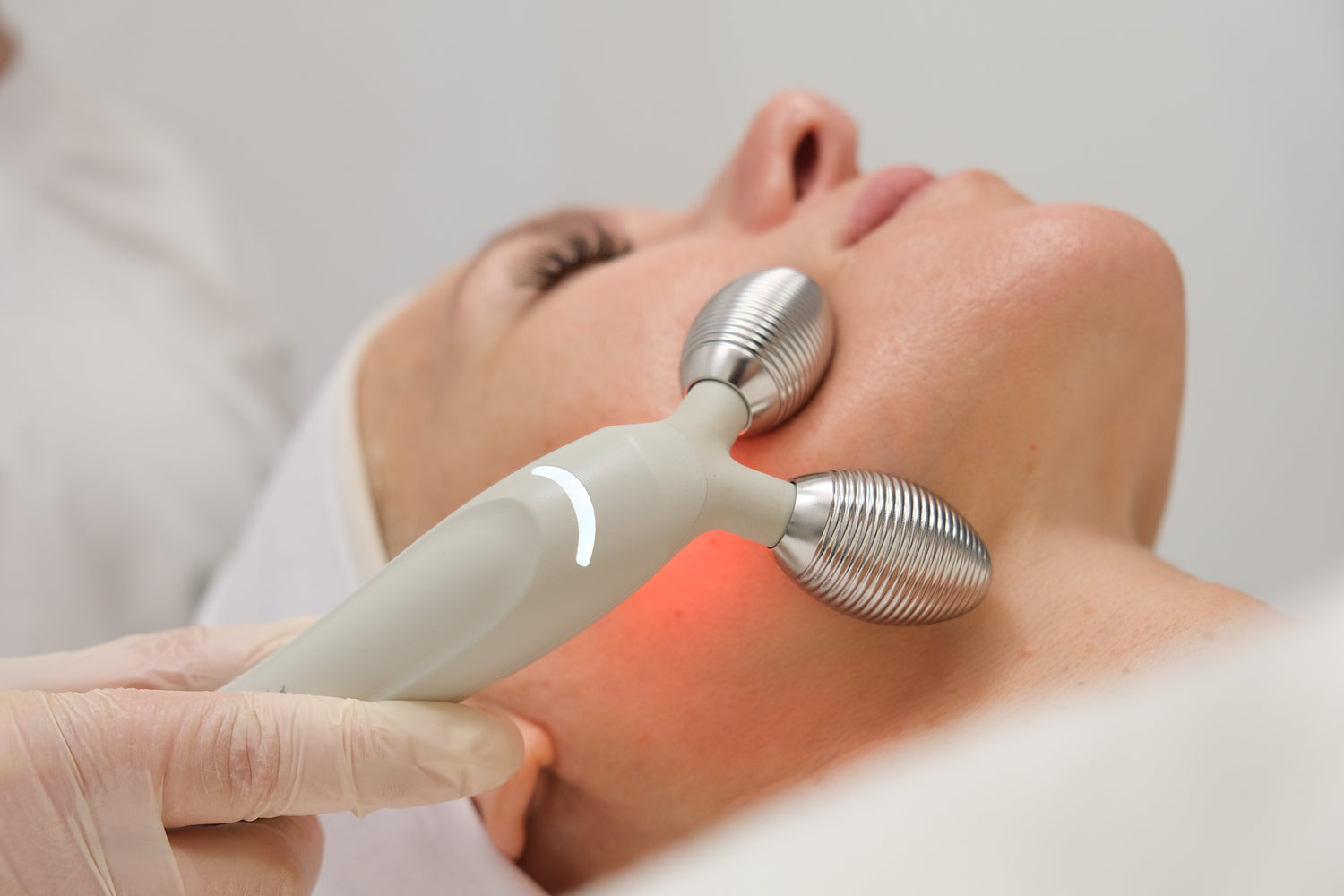 Non-invazív trendek a kozmetikában 2026-ban: Smart Aging és tartós eredmények műtét nélkül